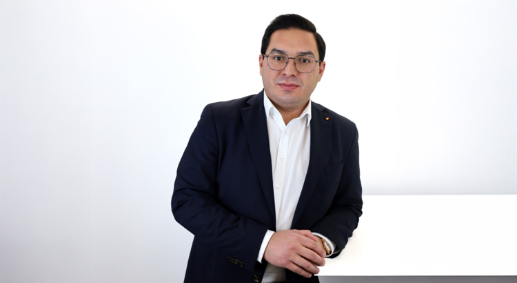 Karaca Ömer CEO ernst Foto Schmetterling