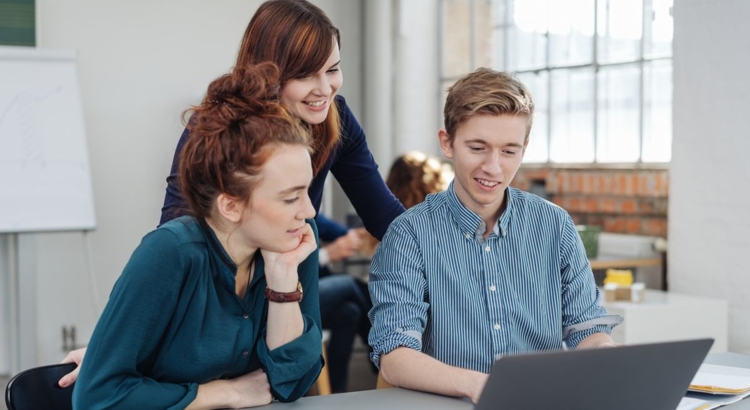 Azubis Auszubildende Reisebüro Tourismus Foto iStock Stockfour