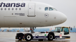 Lufthansa A321 neo mit Schlepper Lufthansa Oliver Roesler.jpg