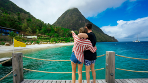 St Lucia Hotelstrand vom Wasser aus