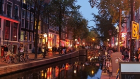 Niederlande Amsterdam Rotlichtviertel Nachtleben grachten Foto iStock Yurgetum
