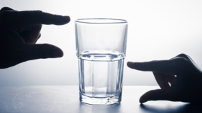 Glas halb voll halb leer Pessimismus