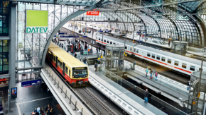 Bahn Berlin Hauptbahnhof Foto DB Dominic Dupont.jpg